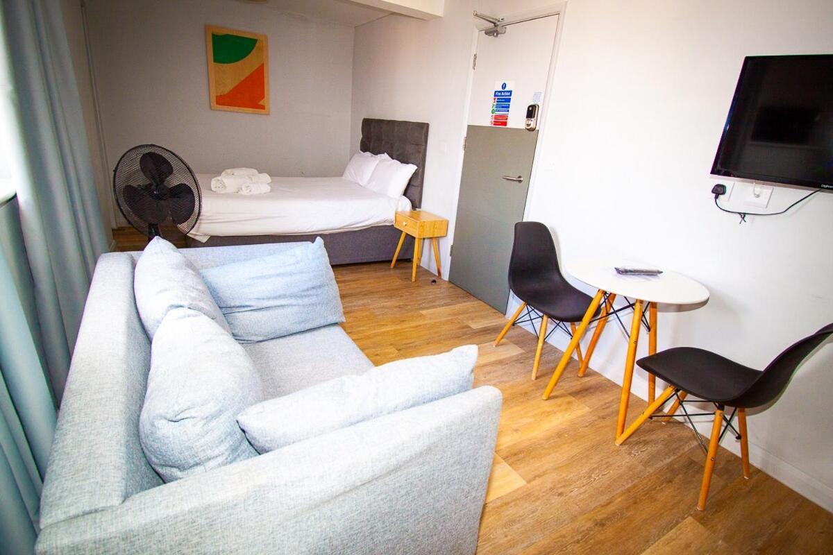 Aparthotel Oyo Studiotel Gy - Modern